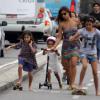 A DJ Paula Morais, noiva de Ronaldo, levou as filhas do ex-jogador, Maria Sophia, de 4 anos, e Maria Alice, de 3, para curtir um passeio de patinete e as amiguinhas, de skate, na orla do Leblon, Zona Sul do Rio de Janeiro, nesta terça-feira, 17 de dezembro de 2013