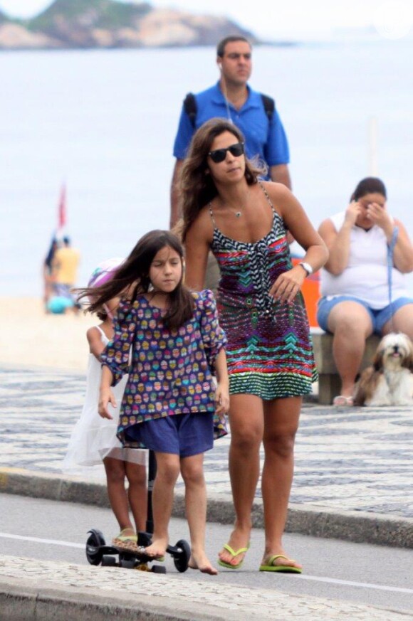 As filhas de Ronaldo, Maria Sophia, de 4 anos, e Maria Alice, de 3, passaram a tarde desta terça-feira, 17 de dezembro de 2013, ao lado de sua madrasta, Paula Morais, em um passeio pela orla do Leblon, Zona Sul do Rio de Janeiro