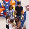 A DJ Paula Morais, noiva de Ronaldo, levou as filhas do ex-jogador, Maria Sophia, de 4 anos, e Maria Alice, de 3, para curtir um passeio de patinete e as amiguinhas, de skate, na orla do Leblon, Zona Sul do Rio de Janeiro, nesta terça-feira, 17 de dezembro de 2013