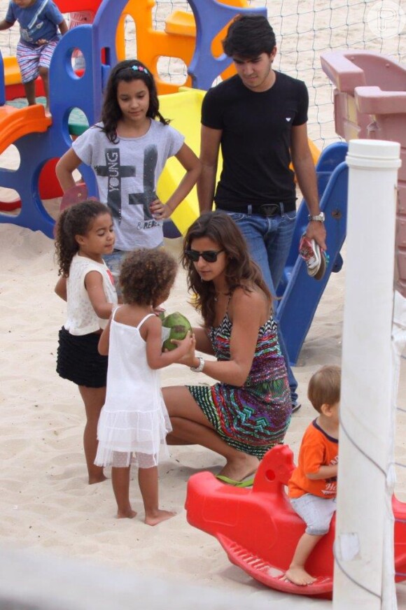 Paula Morais levou para se divertir na praia do Leblon, Zona Sul do Rio de Janeiro, nesta terça-feira, 17 de dezembro de 2013, as filhas de Ronaldo, Maria Sophia, de 4 anos, e Maria Alice, de 3