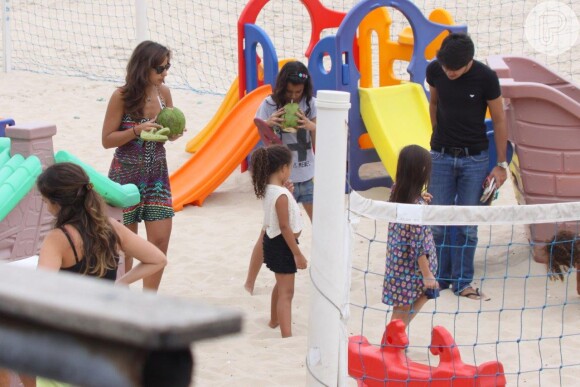 As filhas de Ronaldo, Maria Sophia, de 4 anos, e Maria Alice, de 3, passaram a tarde desta terça-feira, 17 de dezembro de 2013, ao lado de sua madrasta, Paula Morais, no Leblon, Zona Sul do Rio de Janeiro