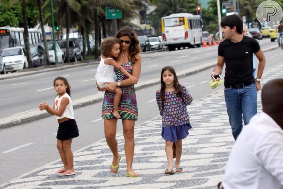 Paula Morais levou para se divertir na orla do Leblon, Zona Sul do Rio de Janeiro, nesta terça-feira, 17 de dezembro de 2013, as filhas de Ronaldo, Maria Sophia, de 4 anos, e Maria Alice, de 3
