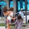 As filhas de Ronaldo, Maria Sophia, de 4 anos, e Maria Alice, de 3, passaram a tarde desta terça-feira, 17 de dezembro de 2013, ao lado de sua madrasta, Paula Morais, em um passeio pela orla do Leblon, Zona Sul do Rio de Janeiro