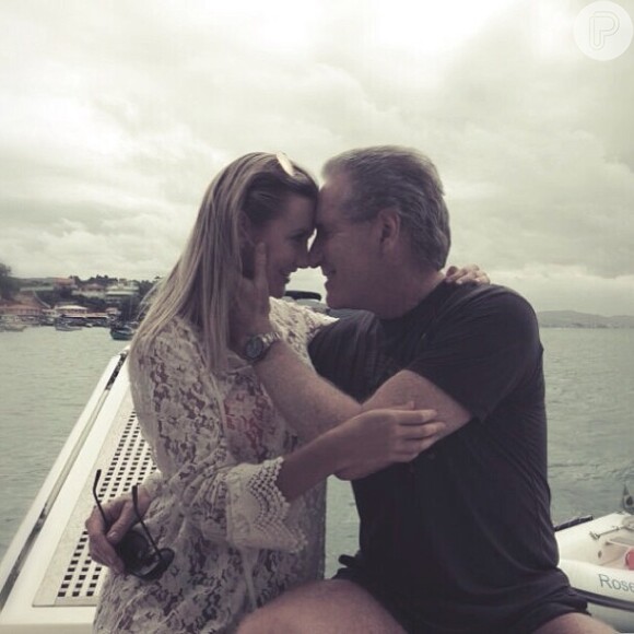 Ana Paula Siebert posta foto romântica ao lado de Roberto Justus, em 18 de dezembro de 2013: 'Sem palavras'