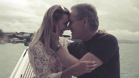 Roberto Justus aparece em foto romântica postada pela namorada: 'Sem palavras'