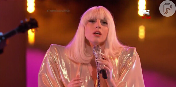 Lady Gaga foi convidada pela produção do reality show e pediu para que Christina Aguilera se apresentasse com ela