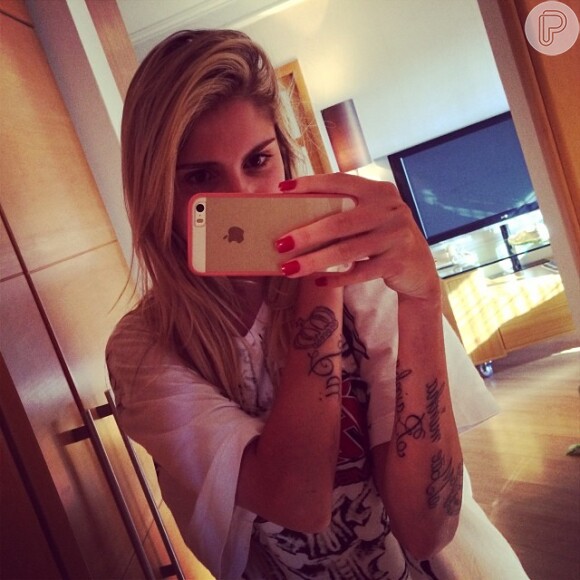 Bárbara Evans postou em seu Instagram uma foto de suas novas tatuagens, mas apagou em seguida, devido às críticas recebidas em suas redes sociais