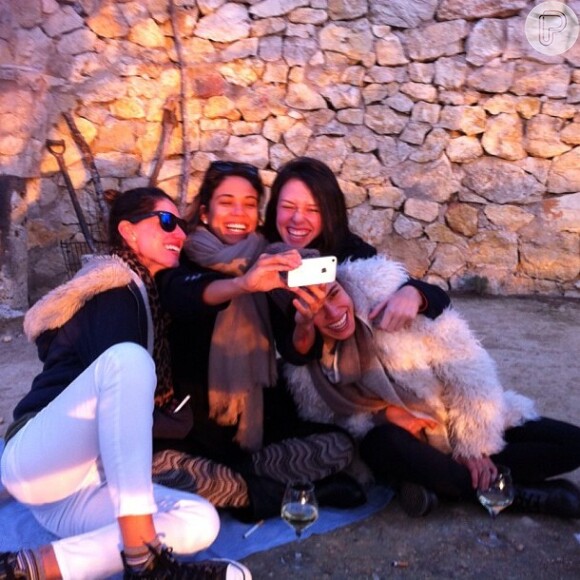 Bia Antony brinca com as amigas durante foto em Ibiza