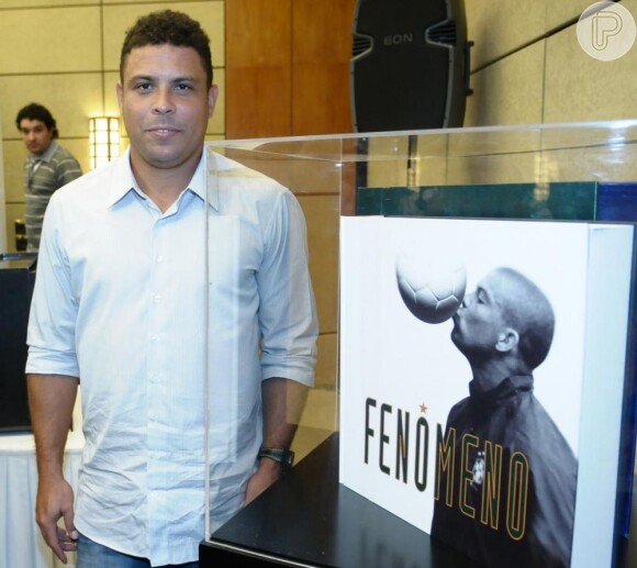 Ronaldo prestigia lançamento de livro em São Paulo, em 23 de novembro de 2012