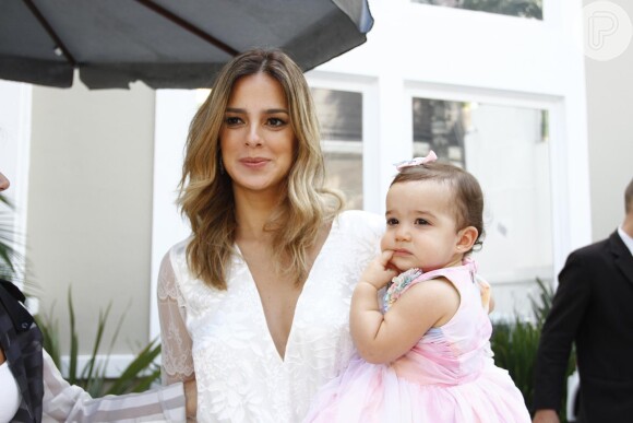 Vera Viel, esposa de Rodrigo Faro, apareceu com a filha aniversariante, Helena, no colo, em 19 de dezembro de 2013