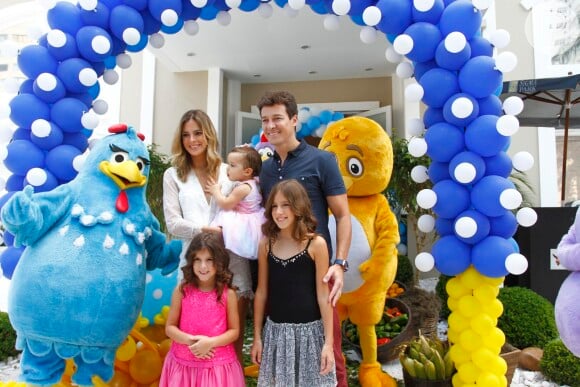 Acompanhado das outras filhas, Clara, de 8 anos, e Maria, de 5, Rodrigo Faro recebeu amigos e familiares para a celebração que tinha como tema a personagem Galinha Pintadinha, em 19 de dezembro de 2013