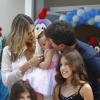 Rodrigo Faro beija Helena, sua filha caçula, que comemora 1 ano nesta quinta-feira, 19 de dezembro de 2013