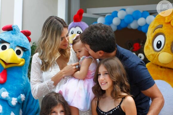 Rodrigo Faro beija Helena, sua filha caçula, que comemora 1 ano nesta quinta-feira, 19 de dezembro de 2013