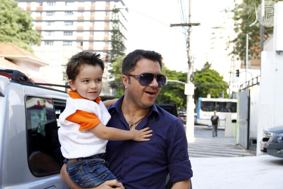 Maurício Manieri levou o filho ao aniversário de 1 ano de Helena, filha de Rodrigo Faro, nesta quinta-feira, 19 de dezembro de 2013, em São Paulo