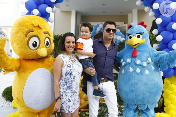 O cantor Maurício Manieri posa com a sua família na entrada da festa de aniversário de 1 ano de Helena, filha caçula de Rodrigo Faro, nesta quinta-feira, 19 de dezembro de 2013, em São Paulo