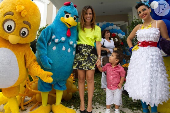 Wanessa posa com o filho, José Marcus, na festa de 1 ano de Helena, filha de Rodrigo Faro e Vera Viel, em 19 de dezembro de 2013