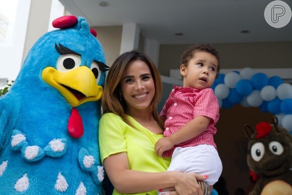 Wanessa levou o filho, José Marcus, para curtir a festa de Helena, filha de Rodrigo Faro, em 19 de dezembro de 2013