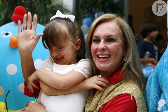 Rafaella Justus posa com a vovó, Helô Pinheiro, nesta quinta-feira, 19 de dezembro de 2013