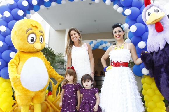 A jornalista Patrícia Maldonado também marcou presença com as filhas, em 19 de dezembro de 2013