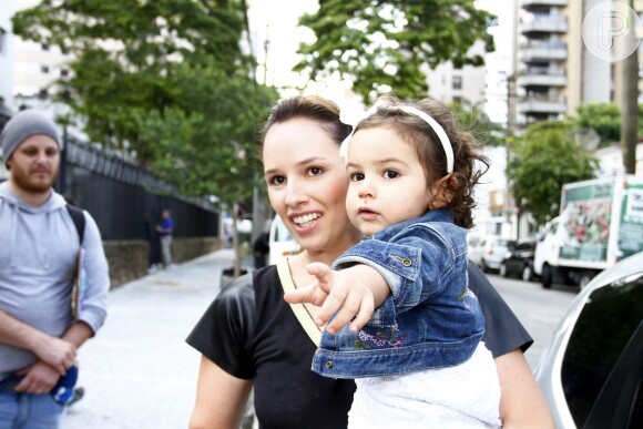 Mariana Belém levou a filha, Laura, para curtir a festa de 1 aninho de Helena, filha de Rodrigo Faro, em São Paulo, nesta quinta-feira, 19 de dezembro de 2013