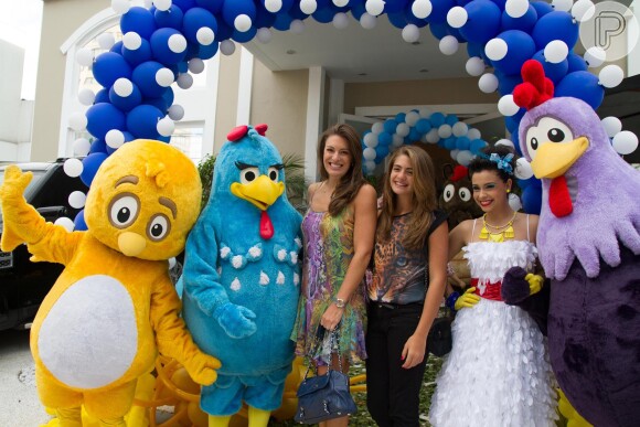 Elaine Mickely, esposa do apresentador César Filho, também prestigiou a festa de 1 ano de Helena, acompanhada da filha, em São Paulo, em 19 de dezembro de 2013