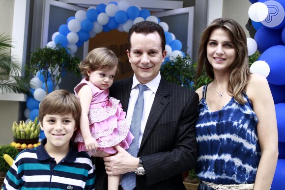 Celso Russomanno também levou sua família para dar os parabéns para Helena, filha de Rodrigo Faro, em 19 de dezembro de 2013