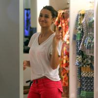 Débora Nascimento faz compras em shopping antes de viajar com José Loreto