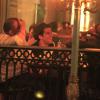 Bruno Gagliasso se diverte com amigos no restaurante Paris 6, no Rio de Janeiro, em 19 de dezembro de 2013