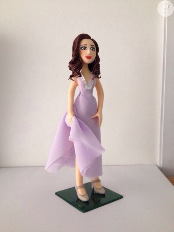 Claudia Raia vira boneca com figurino do musical 'Crazy for You', em 20 de dezembro de 2013