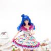 Katy Perry ganhou uma Barbie que vem com um vestido cheio de cupcakes coloridos. A cantora usou o figurino nos shows da turnê 'Califórnia Dreams'
