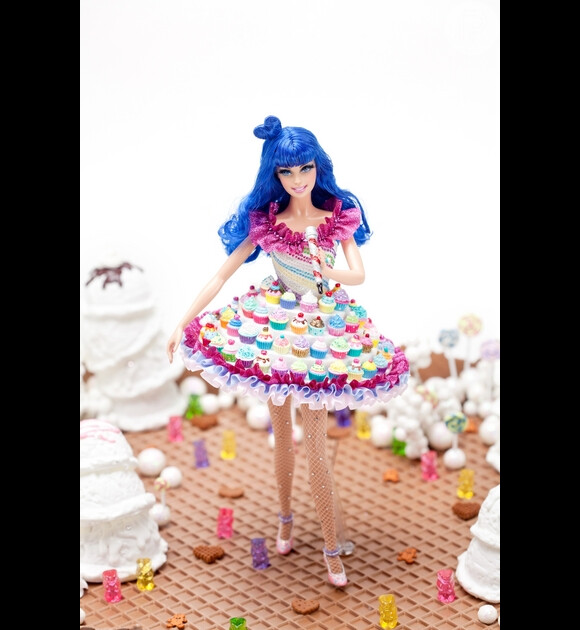 Katy Perry ganhou uma Barbie que vem com um vestido cheio de cupcakes coloridos. A cantora usou o figurino nos shows da turnê 'Califórnia Dreams'