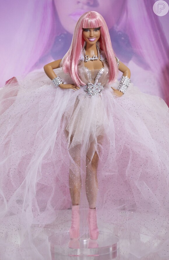 Nicki Minaj ganhou uma boneca inspirada no look com saia tule e peruca pink que a cantora usou no álbum 'Pink Friday'