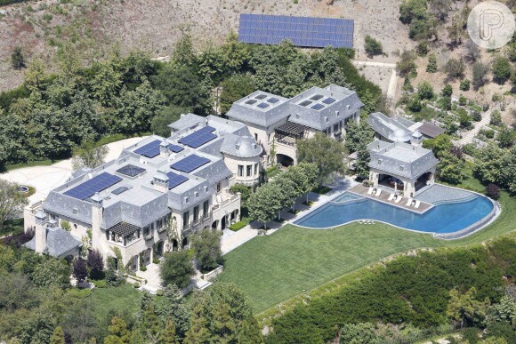 O casal já é proprietário de uma casa avaliada em US$ 40 milhões, cerca de R$92 milhões, localizada em Los Angeles