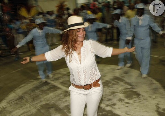 Suzana Pires cai no samba com blusa transparente