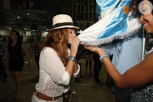Suzana Pires beija a bandeira da Vila Isabel