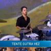 Júnior toca bateria no 'Domingo da Gente' enquanto a irmã, Sandy, canta 'Tente outra vez'