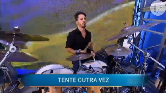 Júnior toca bateria no 'Domingo da Gente' enquanto a irmã, Sandy, canta 'Tente outra vez'
