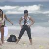 Flávia Alessandra se exercita na praia da Barra da Tijuca, no Rio de Janeiro, para manter a boa forma