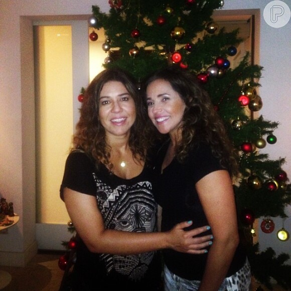 Daniela Mercury e Malu Verçosa estão curtindo o clima natalino, em 24 de dezembro de 2013