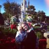 Davi Lucca posa com a mãe, Carolina Dantas, na Disney, em 25 de dezembro de 2013