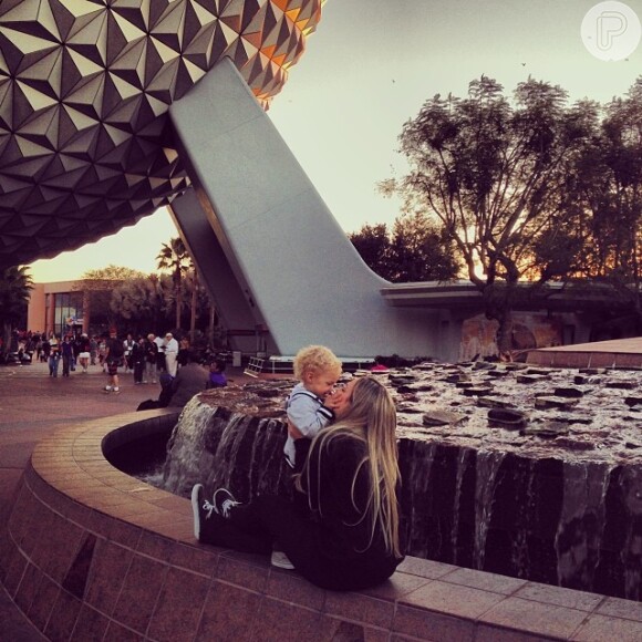 Davi Lucca beija a mamãe, Carolina Dantas, na Disney