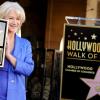 Helen Mirren mostra a placa com a sua estrela da Calçada da Fama de Hollywood, em Los Angeles, Estados Unidos, em 3 de janeiro de 2013