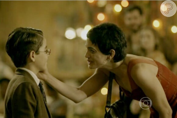 Iolanda (Carolinda Dieckmann) descobre que Tavinho (Xande Valois) é filho de Gaia (Ana Cecília Costa) e Toni (Thiago Lacerda), em 'Joia Rara', em 1º de janeiro de 2014