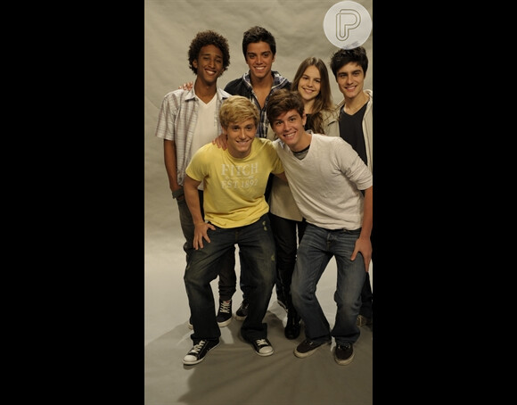 Rodrigo Simas posou com Victor David, Christian Monassa, Bianca Salgueiro e Guilherne Leicam na coletiva de 'Fina Estampa'