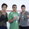 Rodrigo Simas e Dudu Azevedo posaram com Vitor Belfort durante intervalo das gravações, em participação especial do lutador em 'Fina Estampa'