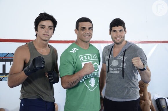 Rodrigo Simas e Dudu Azevedo posaram com Vitor Belfort durante intervalo das gravações, em participação especial do lutador em 'Fina Estampa'