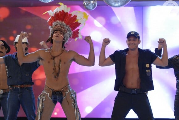 Rodrigo Simas, Felipe Simas, Bruno Gissoni e mais três amigos dançaram a coreografia de Macho Man no programa 'Caldeirão do Huck' no dia 17 de março de 2011