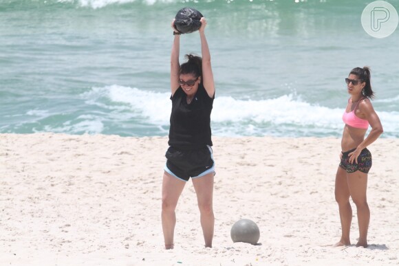Giovanna Antonelli foi até a praia do Leblon, na Zona Sul do Rio, se exercitar na manhã desta quinta-feira, 26 de dezembro de 2013