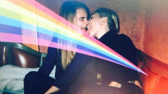Miley Cyrus dá beijo de língua em Cara Delevingne e surpreende fãs