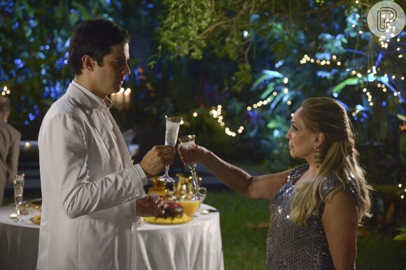 Pilar (Susana Vieira) pede que Félix (Mateus Solano) faça uma promessa especial no Réveillon, em cena de 'Amor à Vida'